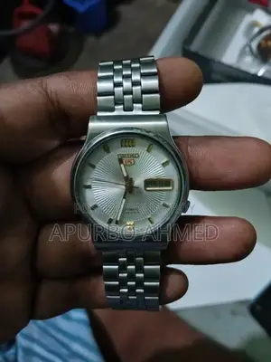 Seiko 5 Vintage Watch Works Without Battery