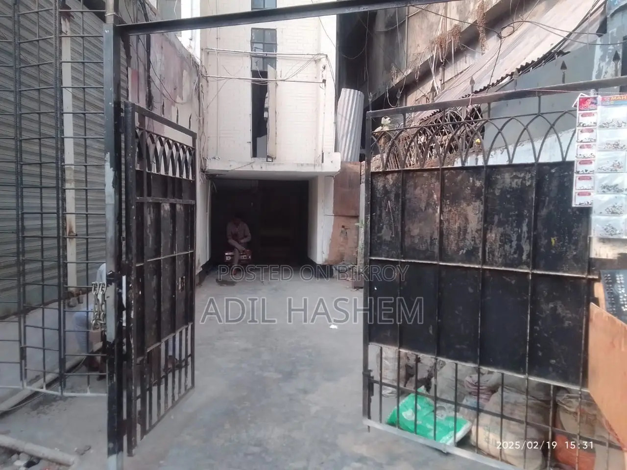 মিরপুর ১০ মেট্রো স্টেশনের কাছে তৃতীয় তলা ১৫০০ বর্গফুটের অফিস স্পেস ভাড়া