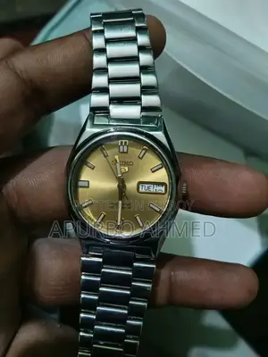 Vintage Automatic Seiko 5 Watch Works Without Battery