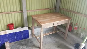 কাঠের টেবিল