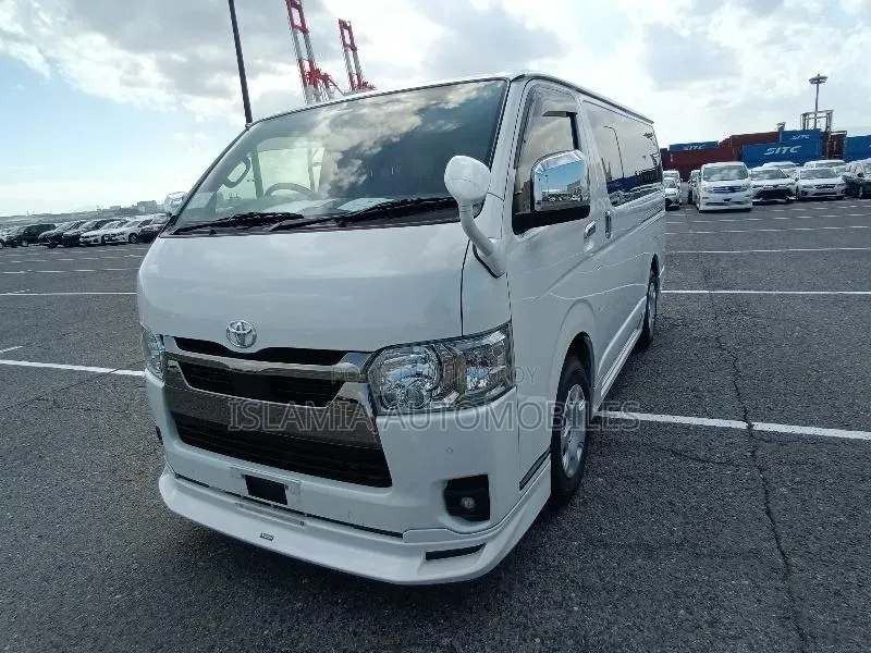 Toyota HiAce 2023