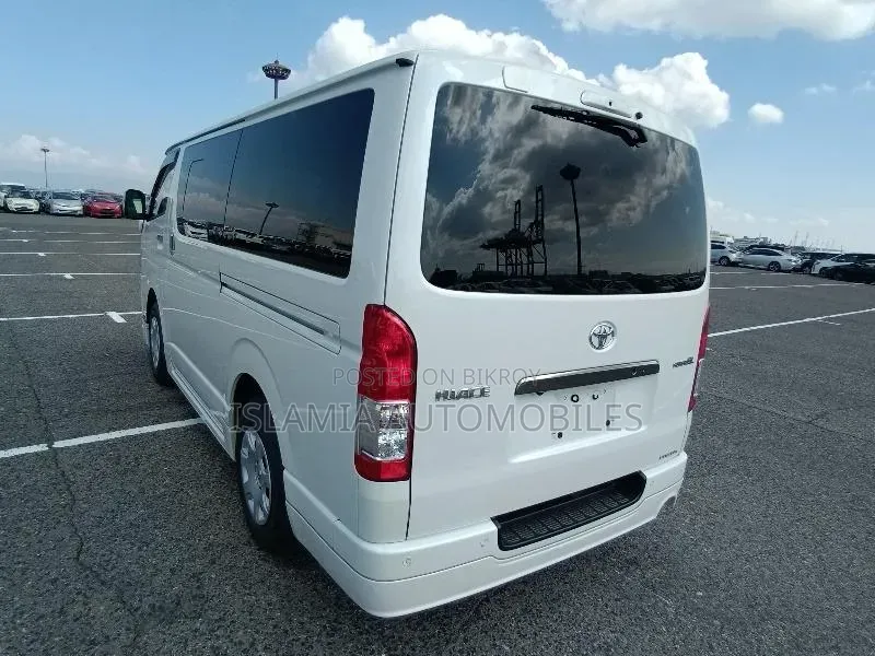 Toyota HiAce 2023