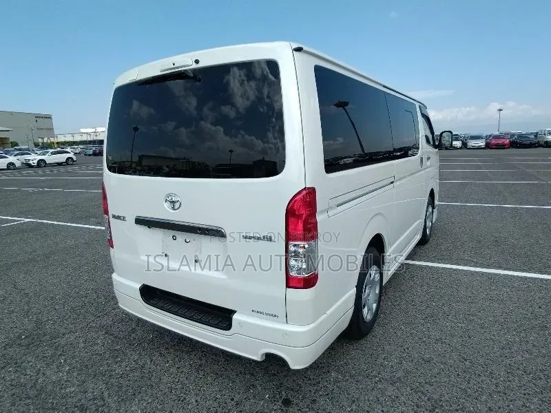 Toyota HiAce 2023