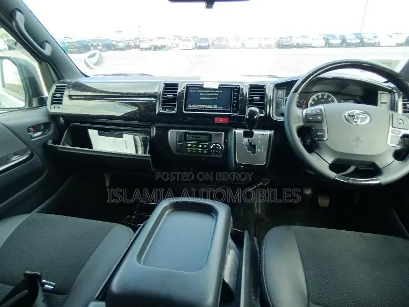 Toyota HiAce 2023