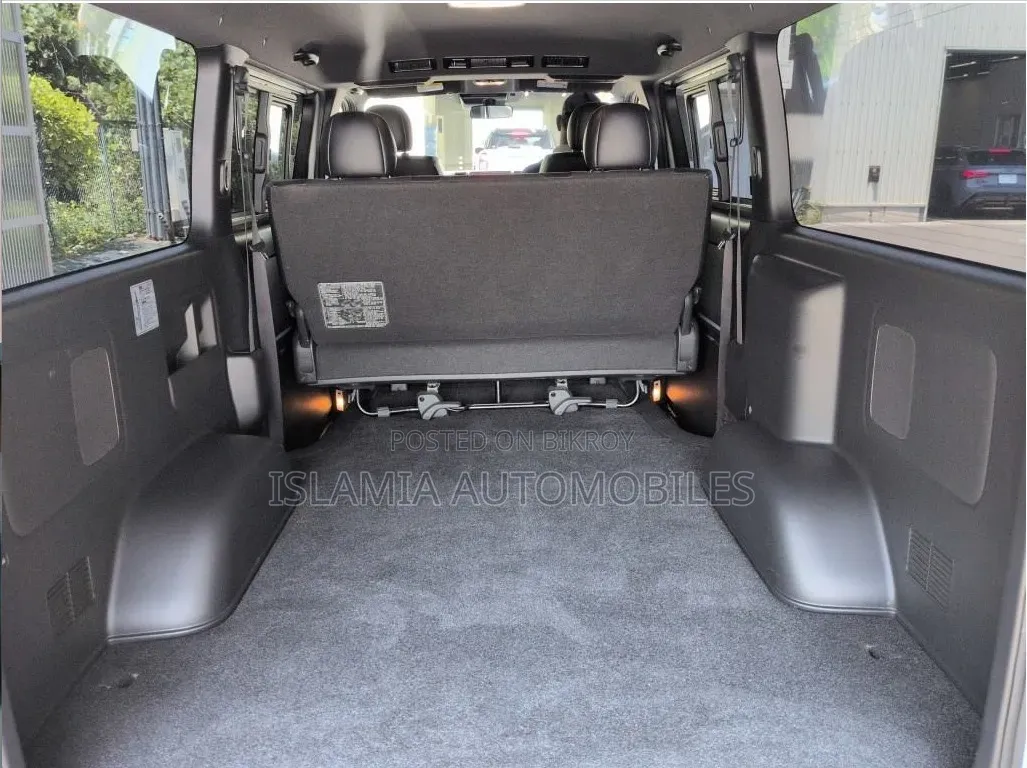 Toyota HiAce 2021