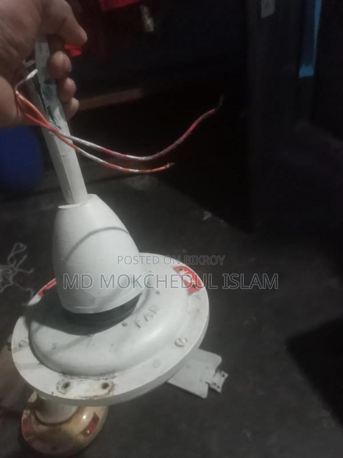এই ফ্যান দুটি বিক্রি করব।