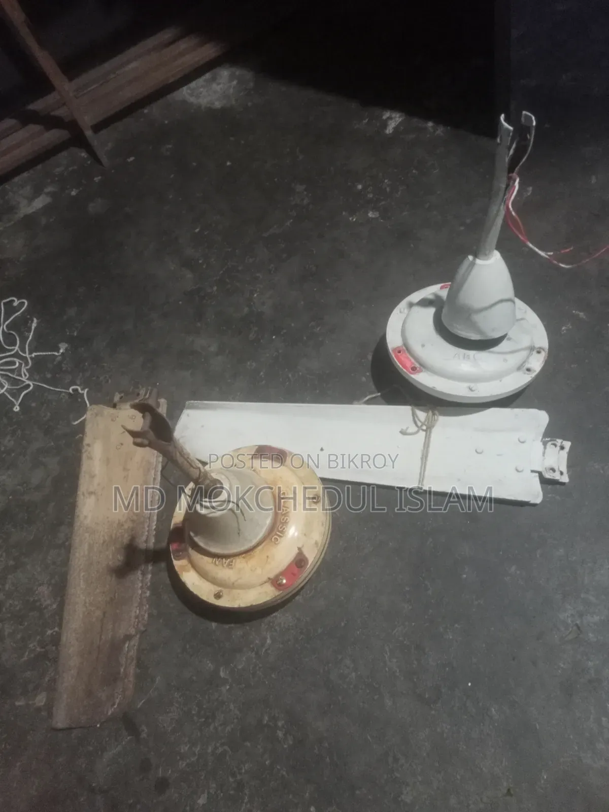 এই ফ্যান দুটি বিক্রি করব।