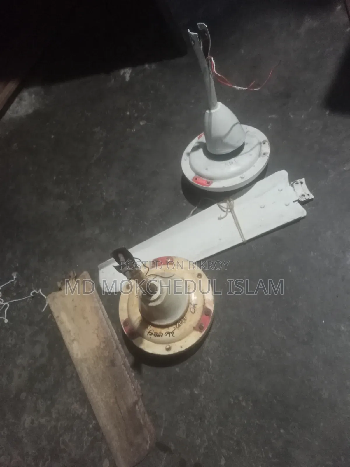 এই ফ্যান দুটি বিক্রি করব।