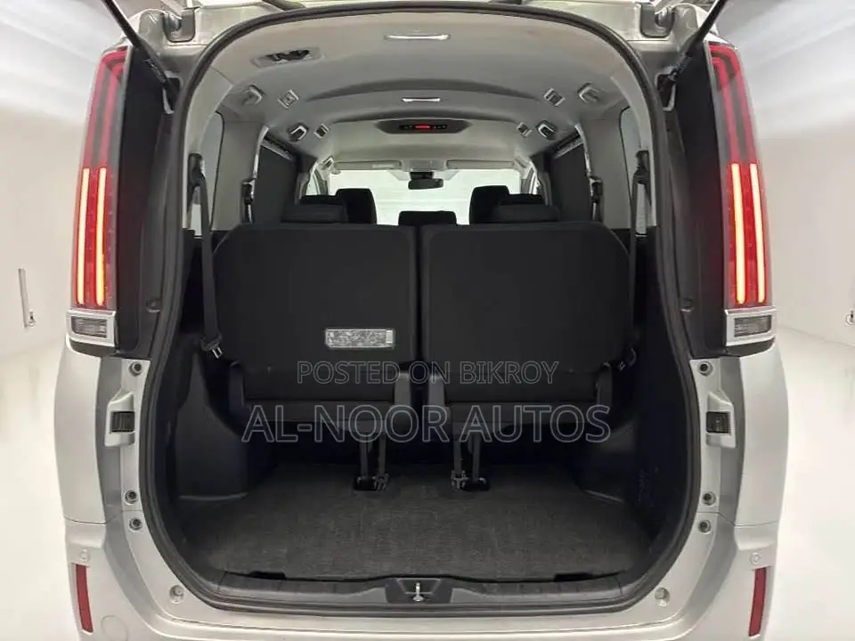 Toyota Noah 2.0 Front Wheel Drive (8 Seater) 2021 Silver