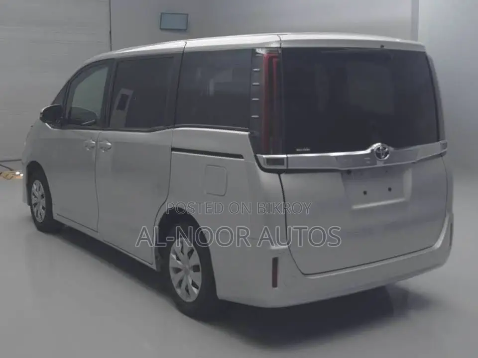 Toyota Noah 2.0 Front Wheel Drive (8 Seater) 2021 Silver