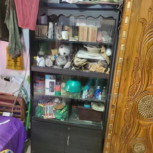 একটি মেলামাইন বোর্ডের বুক সেলফ বিক্রয় হইবে