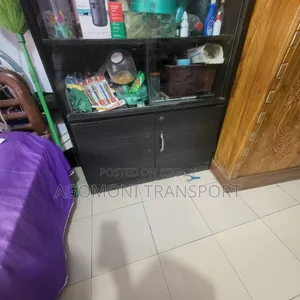 একটি মেলামাইন বোর্ডের বুক সেলফ বিক্রয় হইবে
