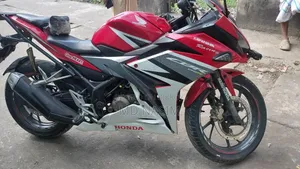 হোন্ডা সিবিআর ২০১৮ লাল
