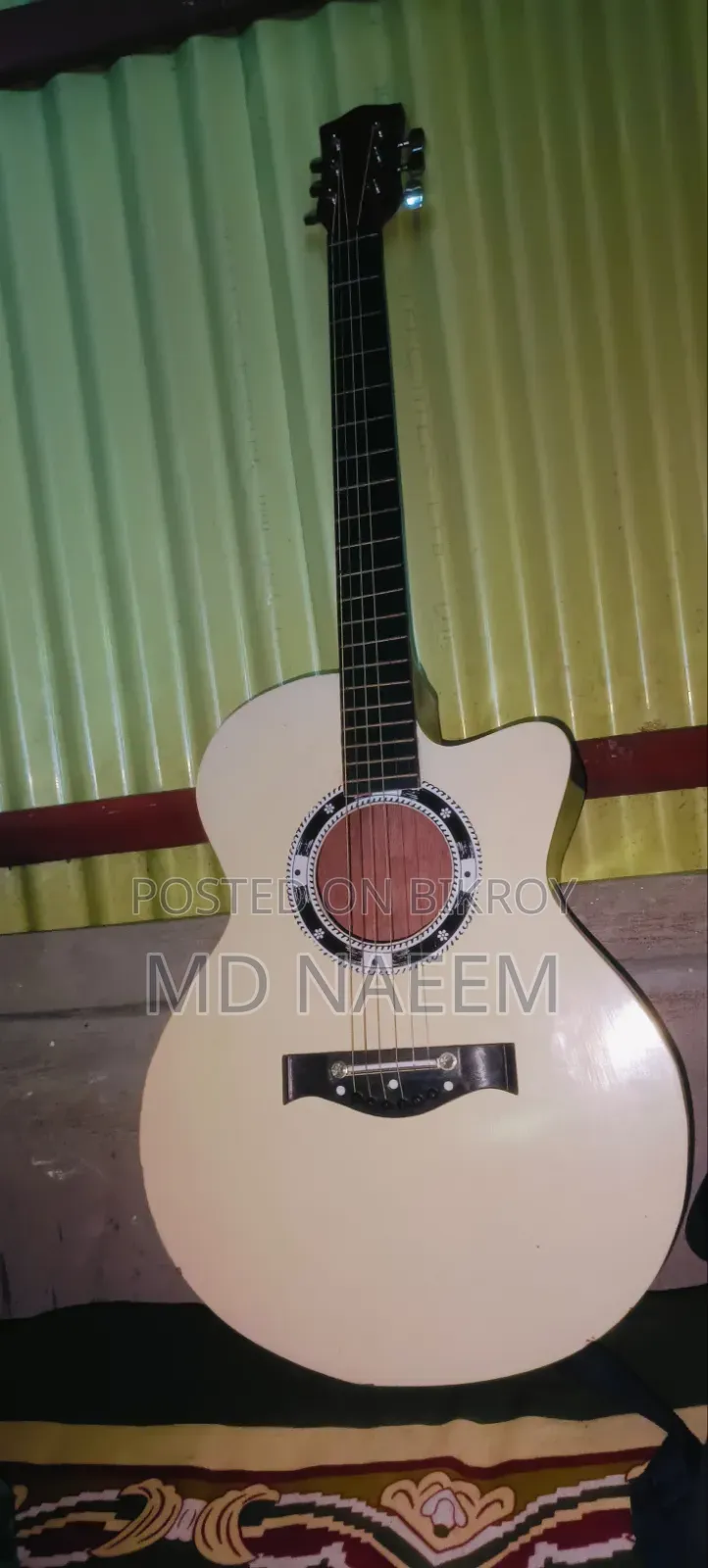 একটি নতুন গিটার বিক্রি হবে