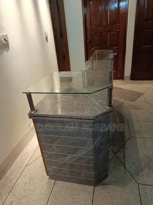 রিসেপশন টেবিল