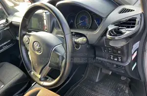 Toyota Noah 1.8 Front-Wheel Drive Hybrid (7 Seater) 2021 Silver