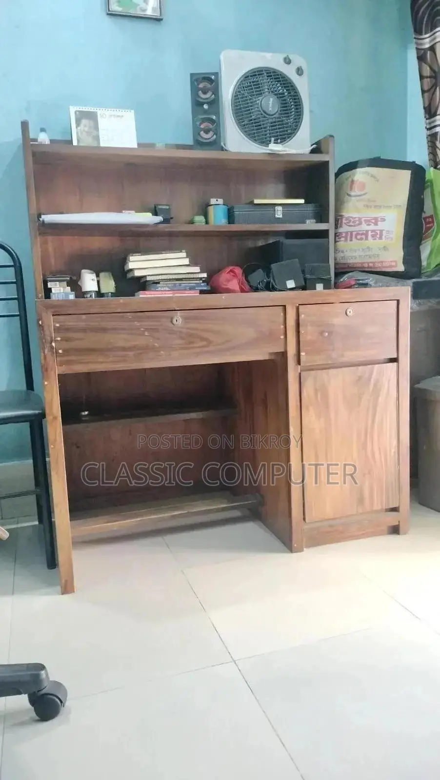 কড়াই কাঠের একটি রিডিং টেবিল বিক্রয় হবে