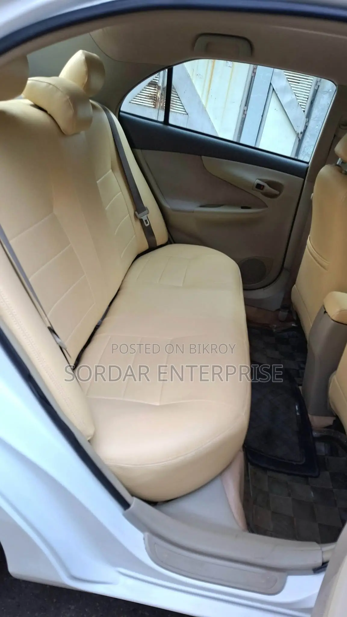 টয়োটা অ্যাক্সিও ২০১০ সাদা