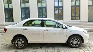 টয়োটা অ্যাক্সিও ২০১০ সাদা