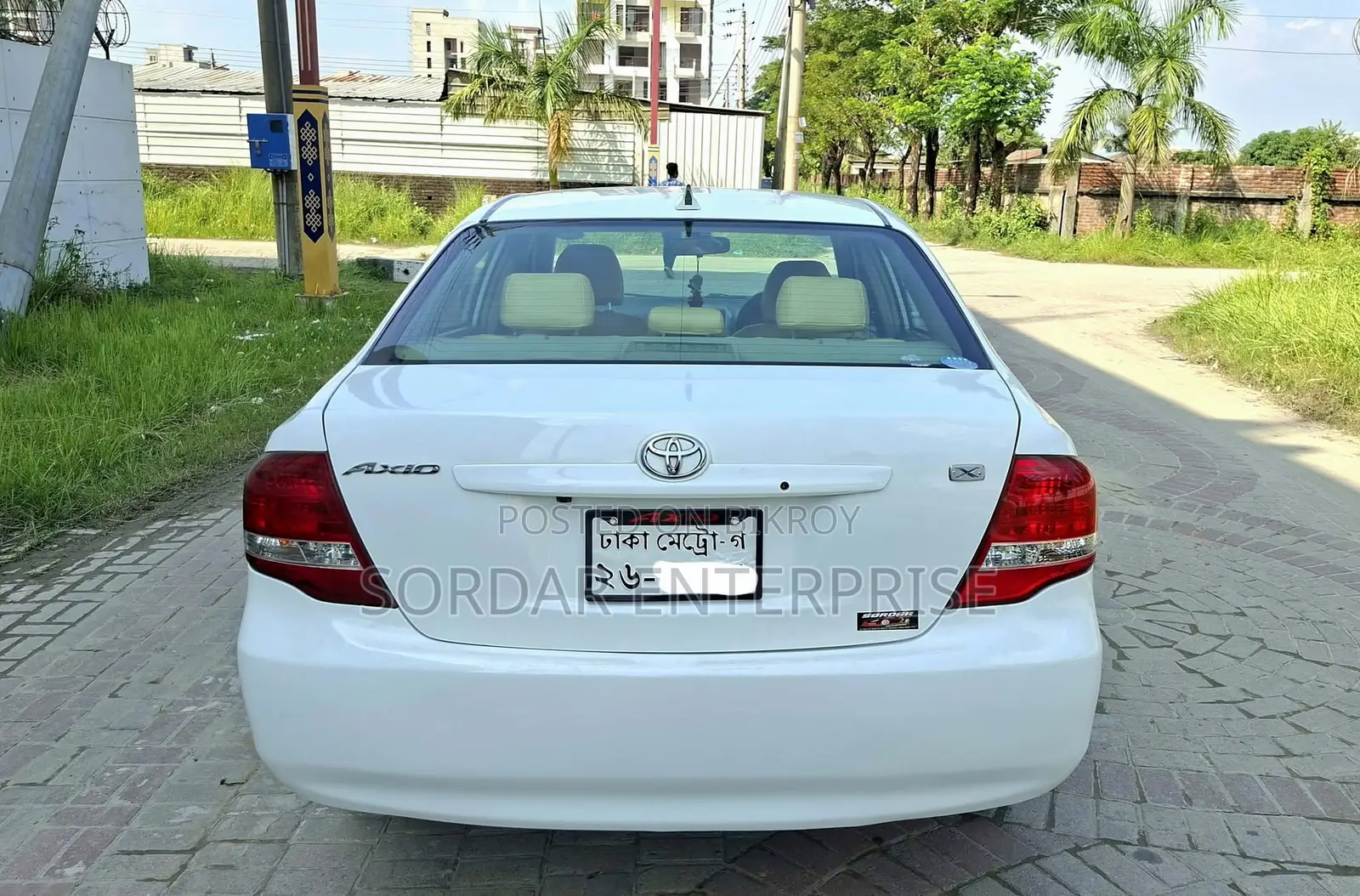 টয়োটা অ্যাক্সিও ২০১০ সাদা