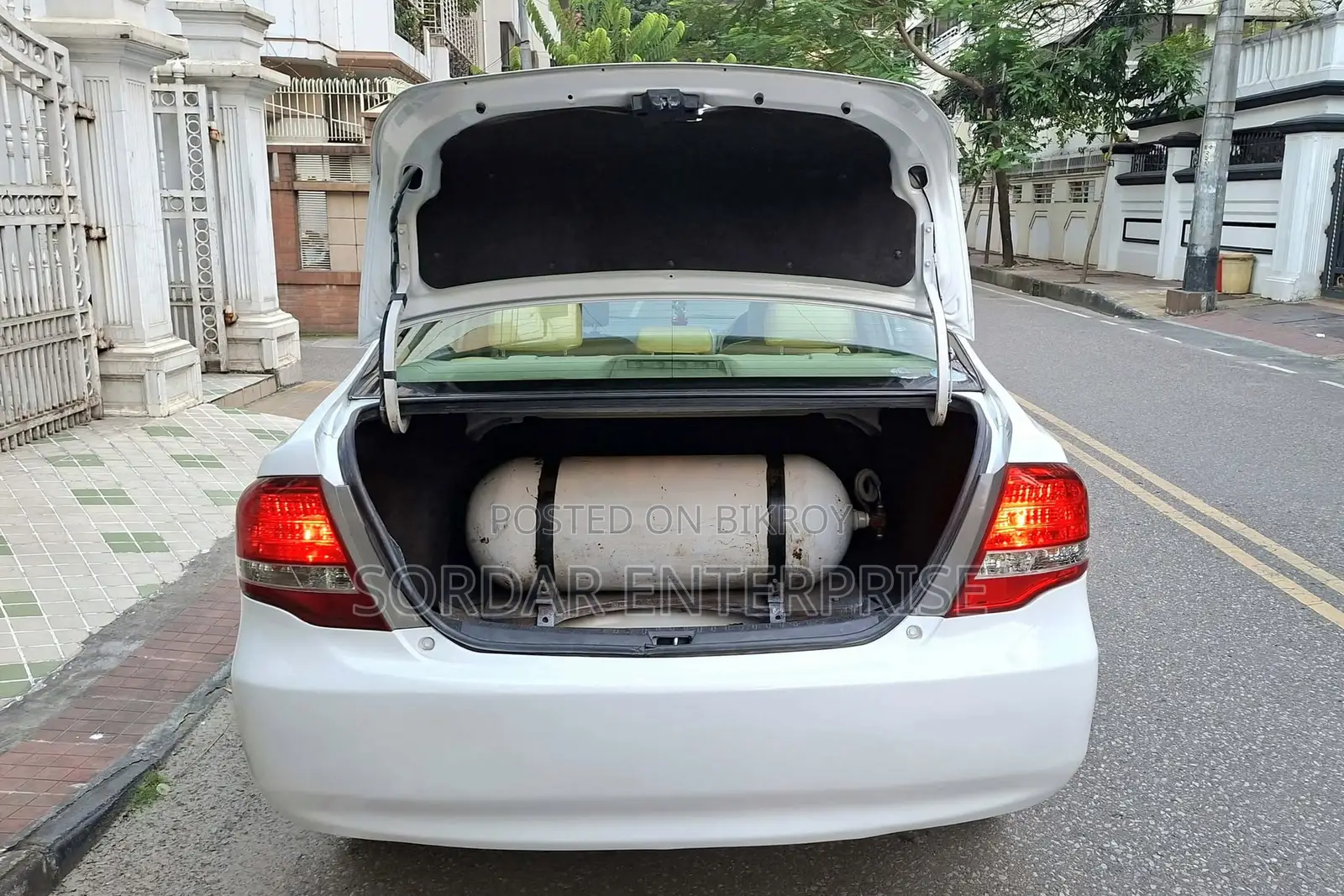 টয়োটা অ্যাক্সিও ২০১০ সাদা