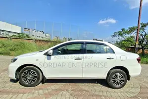 টয়োটা অ্যাক্সিও ২০১০ সাদা