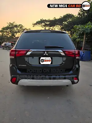 মিতসুবিশি আউটল্যান্ডার ২০১৩ কালো