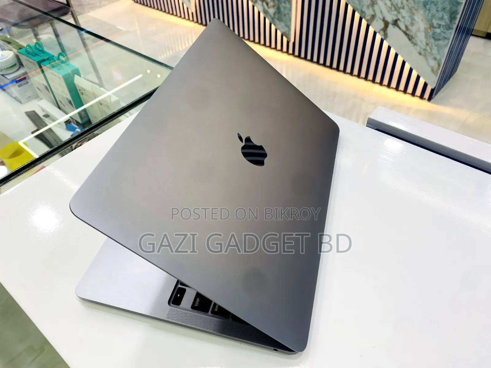 Laptop Apple MacBook Pro 2022 M2 16GB Apple M2 SSD 256GB