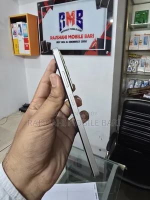 রিয়েলমি ১২৮ জিবি হলুদ