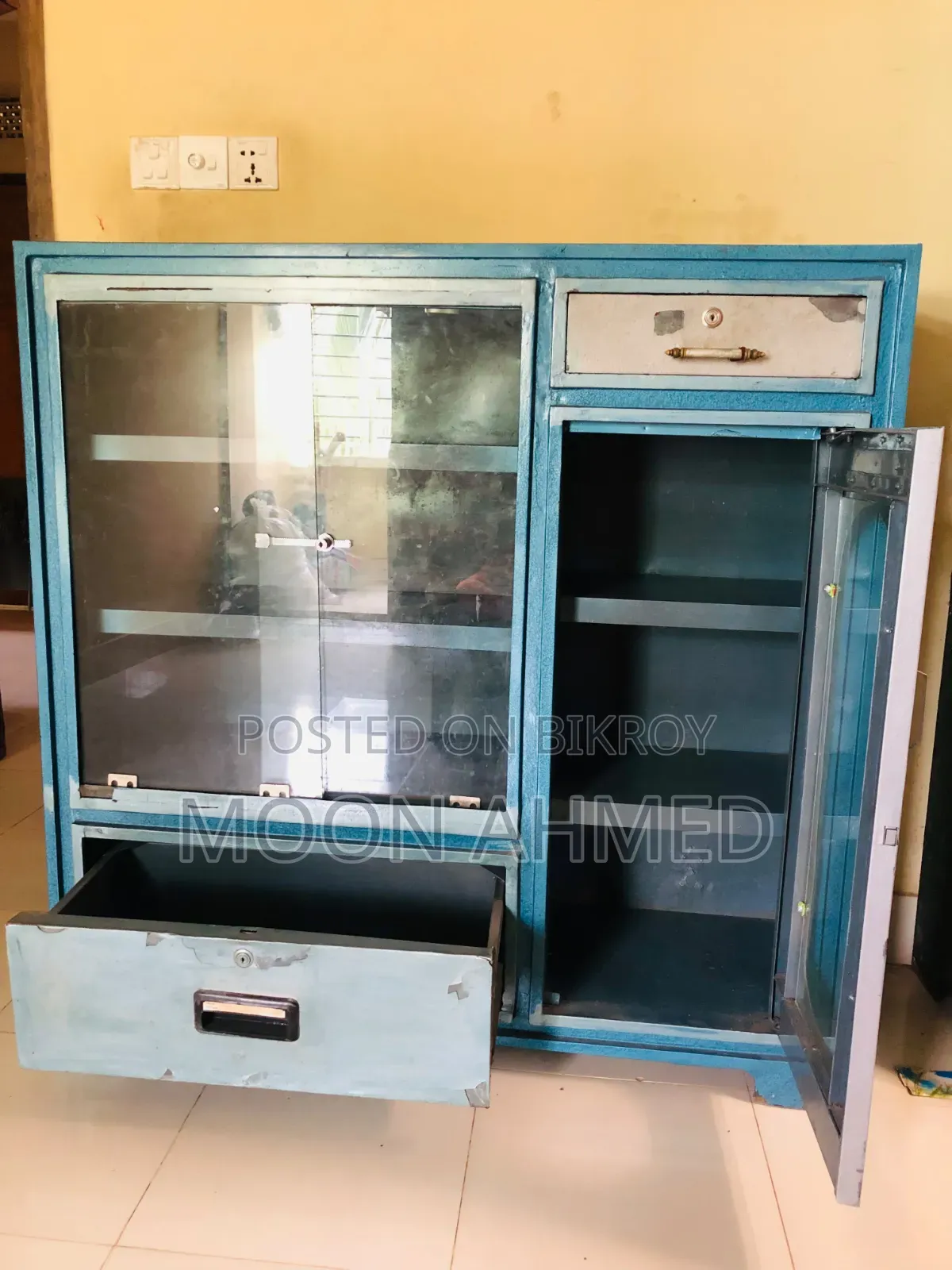 পুরাতন স্টিলের আলমারি বিক্রি হবে