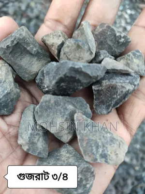 পাইকারিতে ভবন নির্মানের পাথর বিক্রি করা হবে।