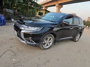 মিতসুবিশি আউটল্যান্ডার ২০১৩ কালো