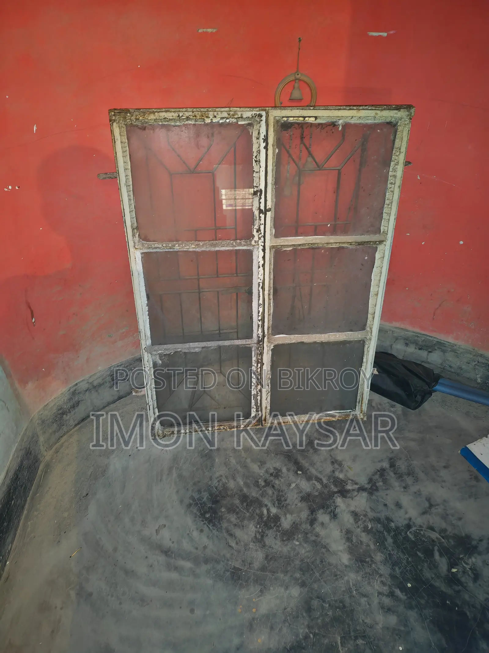 কাচ সহ জানালার গ্রীল