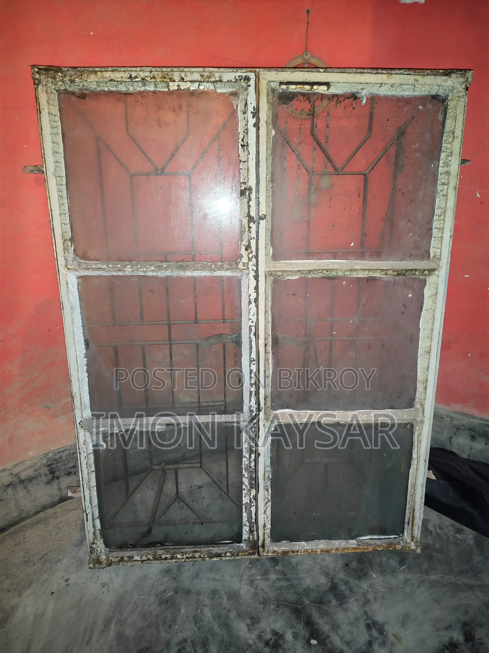 কাচ সহ জানালার গ্রীল