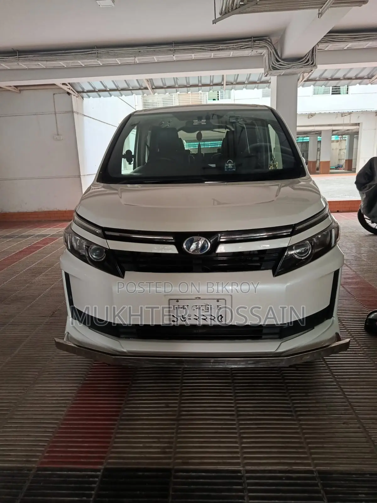 Toyota Voxy 2014 Pearl
