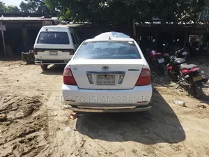 টয়োটা করোল্লা সেডান ২০০৪ সাদা
