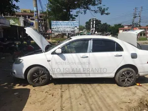 টয়োটা করোল্লা সেডান ২০০৪ সাদা