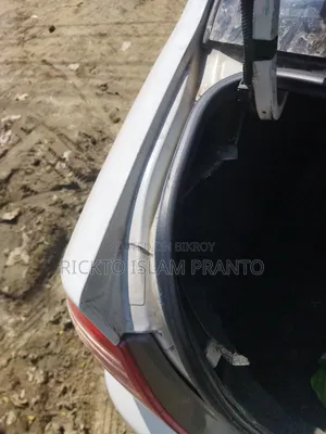টয়োটা করোল্লা সেডান ২০০৪ সাদা