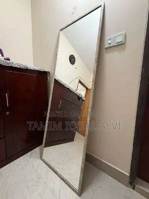 ফুল-লেংথ স্ট্যান্ডিং মিরর