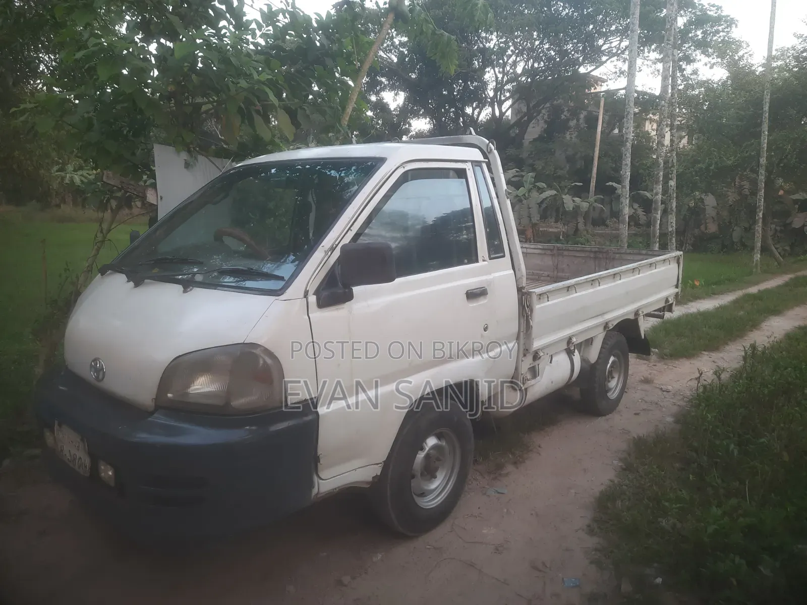 টয়োটা কেএম৭৫, ২০০২ সাদা