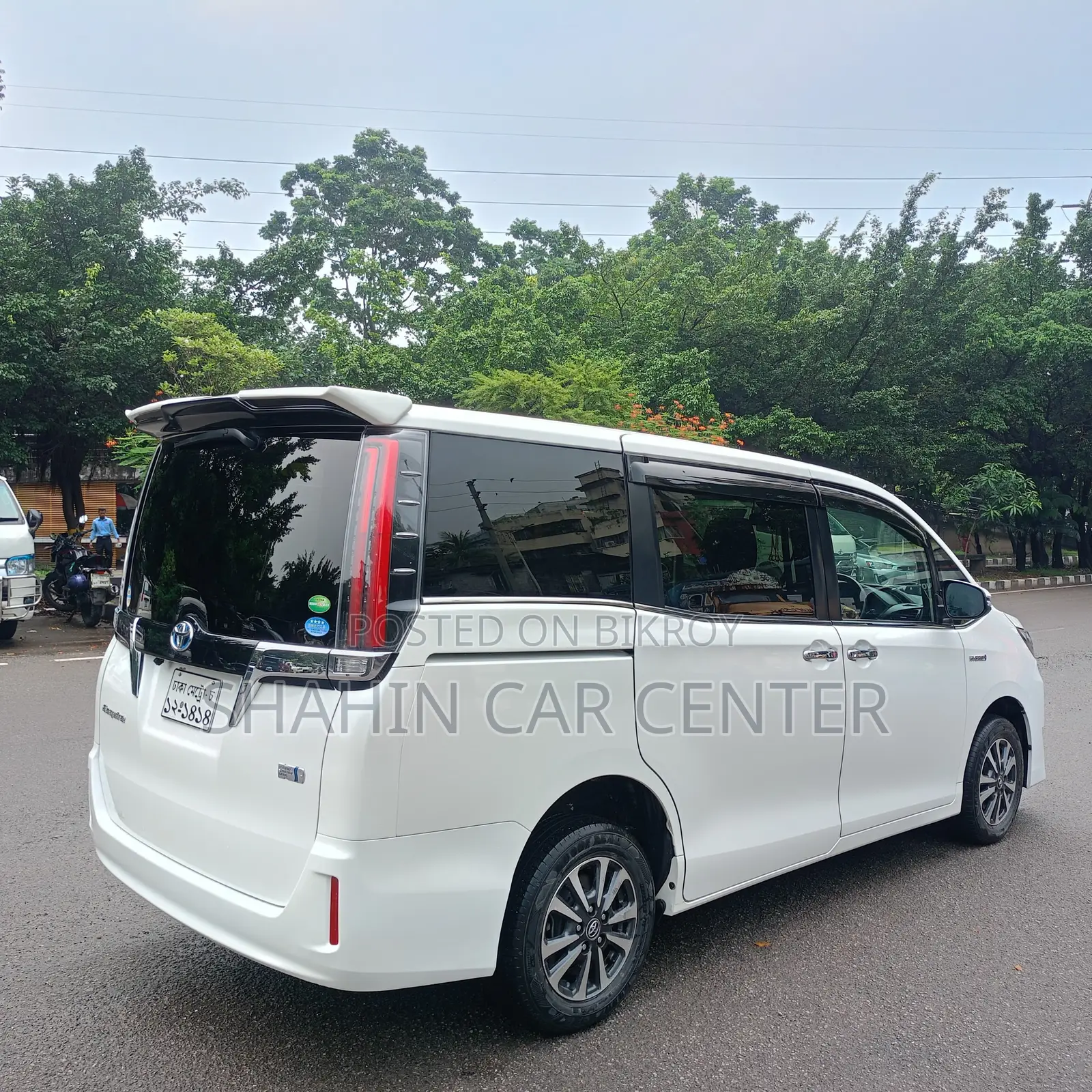 টয়োটা নোয়া ১.৮ এফডব্লিউডি হাইব্রিড (৭ সিটার) ২০১৮ পার্ল