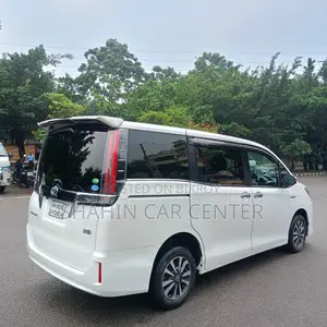 টয়োটা নোয়া ১.৮ এফডব্লিউডি হাইব্রিড (৭ সিটার) ২০১৮ পার্ল