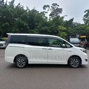 টয়োটা নোয়া ১.৮ এফডব্লিউডি হাইব্রিড (৭ সিটার) ২০১৮ পার্ল