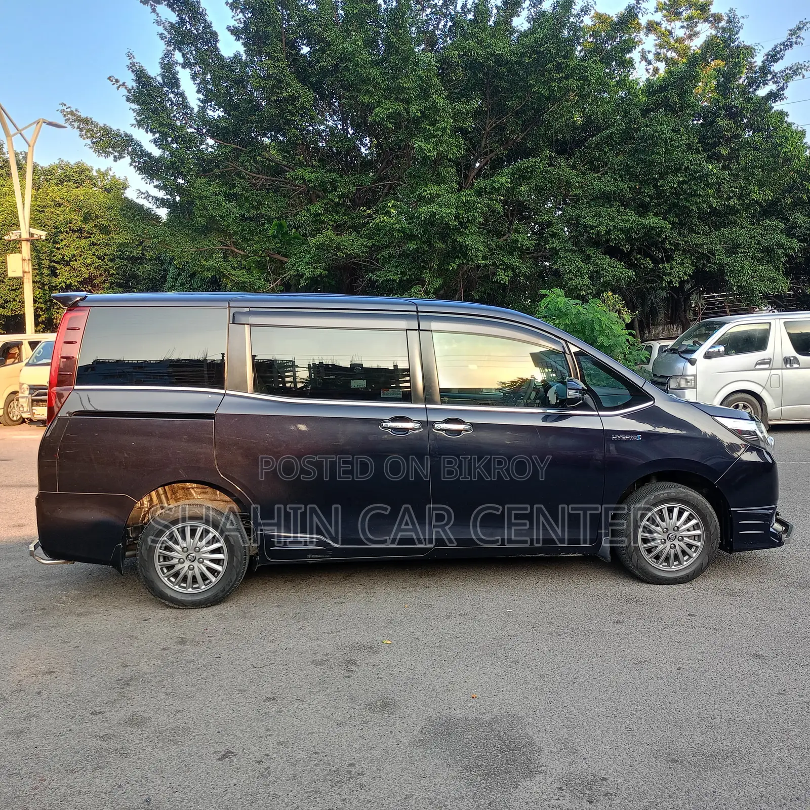 Toyota Noah 1.8 FWD Hybrid (7 seater) 2015 Black