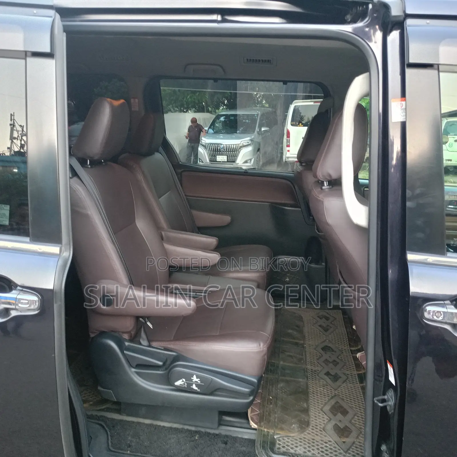 Toyota Noah 1.8 FWD Hybrid (7 seater) 2015 Black