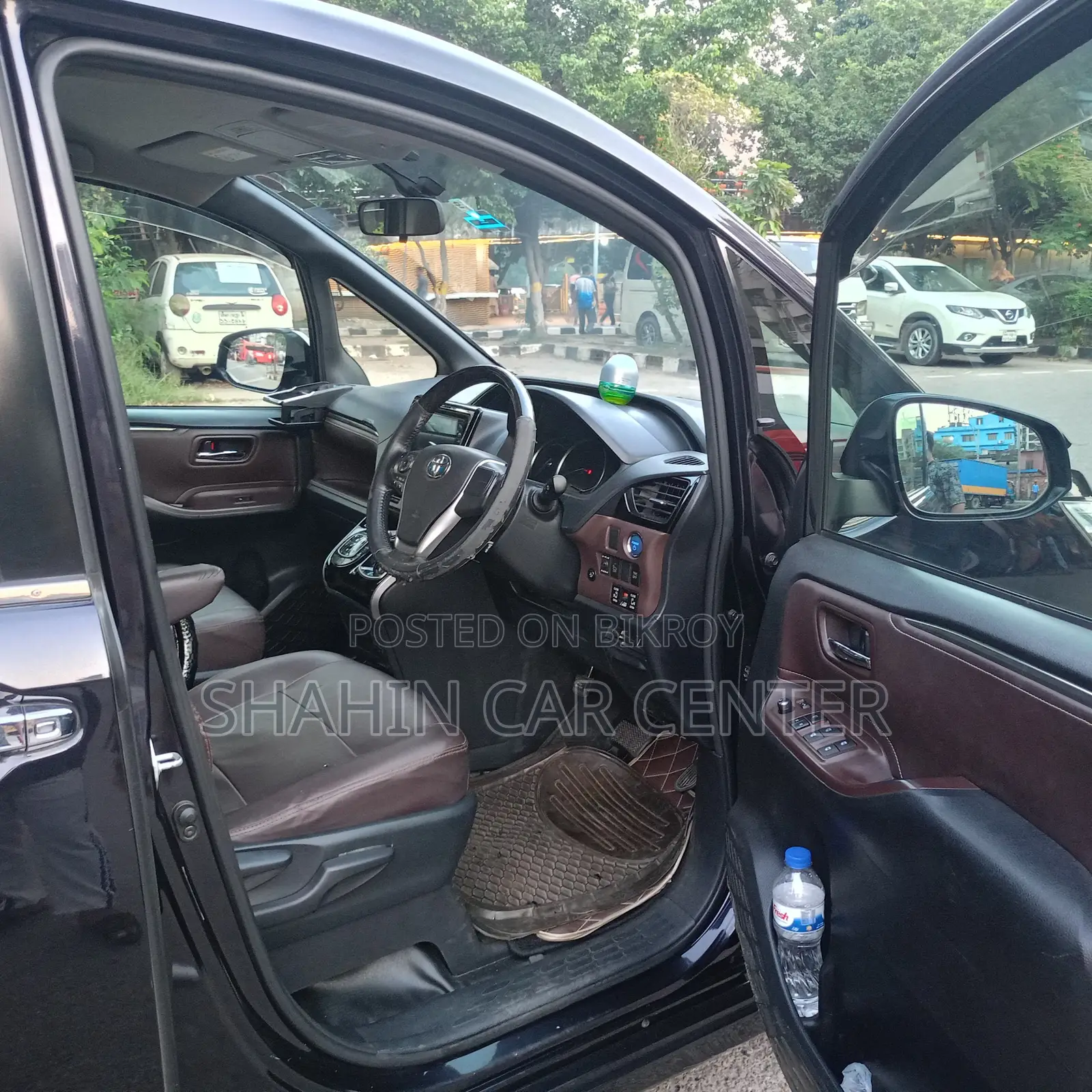 Toyota Noah 1.8 FWD Hybrid (7 seater) 2015 Black