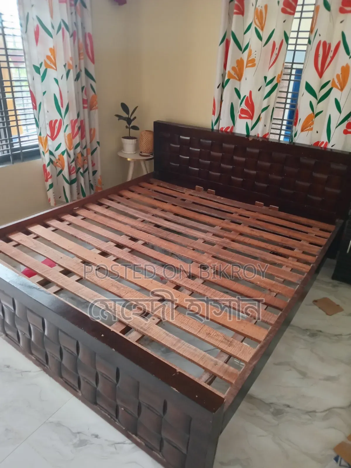পুরাতন ফার্নিচার নতুন কন্ডিশনের