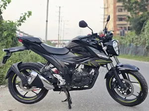 সুজুকি জিক্সার ২০২৪ কালো