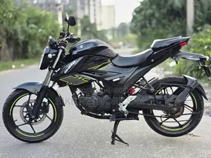 সুজুকি জিক্সার ২০২৪ কালো