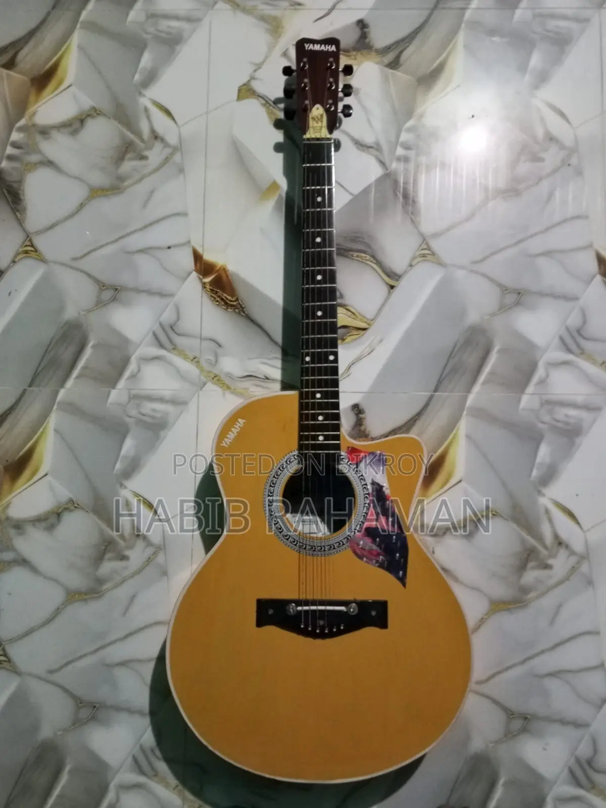 এই গিটারটি বিক্রয় করা হবে।